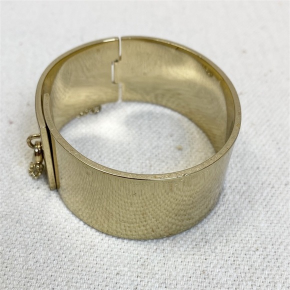 Gold tone wide safety chain bangle bracelet - Picture 3 of 5